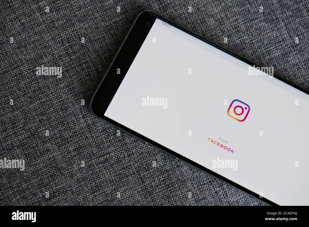 New-York , USA - 18 Giugno 2020: Instagram da Facebook app per smartphone vista macro su sfondo grigio Foto Stock