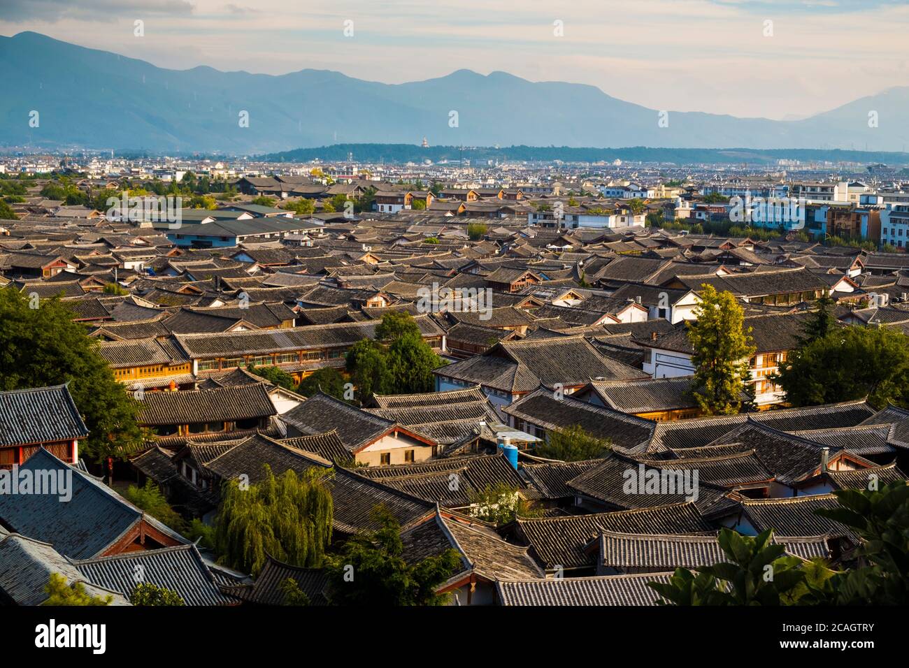 Consente di visualizzare la città vecchia di Lijiang, Lijiang, nella provincia dello Yunnan in Cina, Asia, Asia, Asia orientale, Estremo Oriente Foto Stock