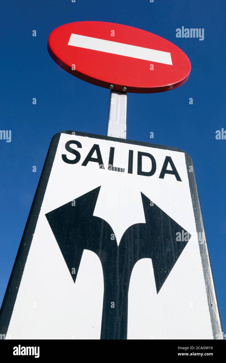 Cartello stradale a Malaga, Spagna. Nessun disco di entrata e parola Salida in spagnolo, che significa uscita, con le frecce che puntano in entrambe le direzioni a sinistra e a destra. Foto Stock