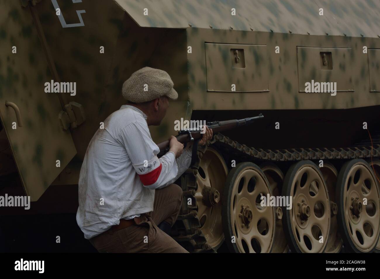 Sianow, POLONIA - 1 agosto: I ribelli sparano da un fucile. Ricostruzione dell'insurrezione di Varsavia nel 1944 in avanti. I ribelli si stanno preparando a sparare fr Foto Stock