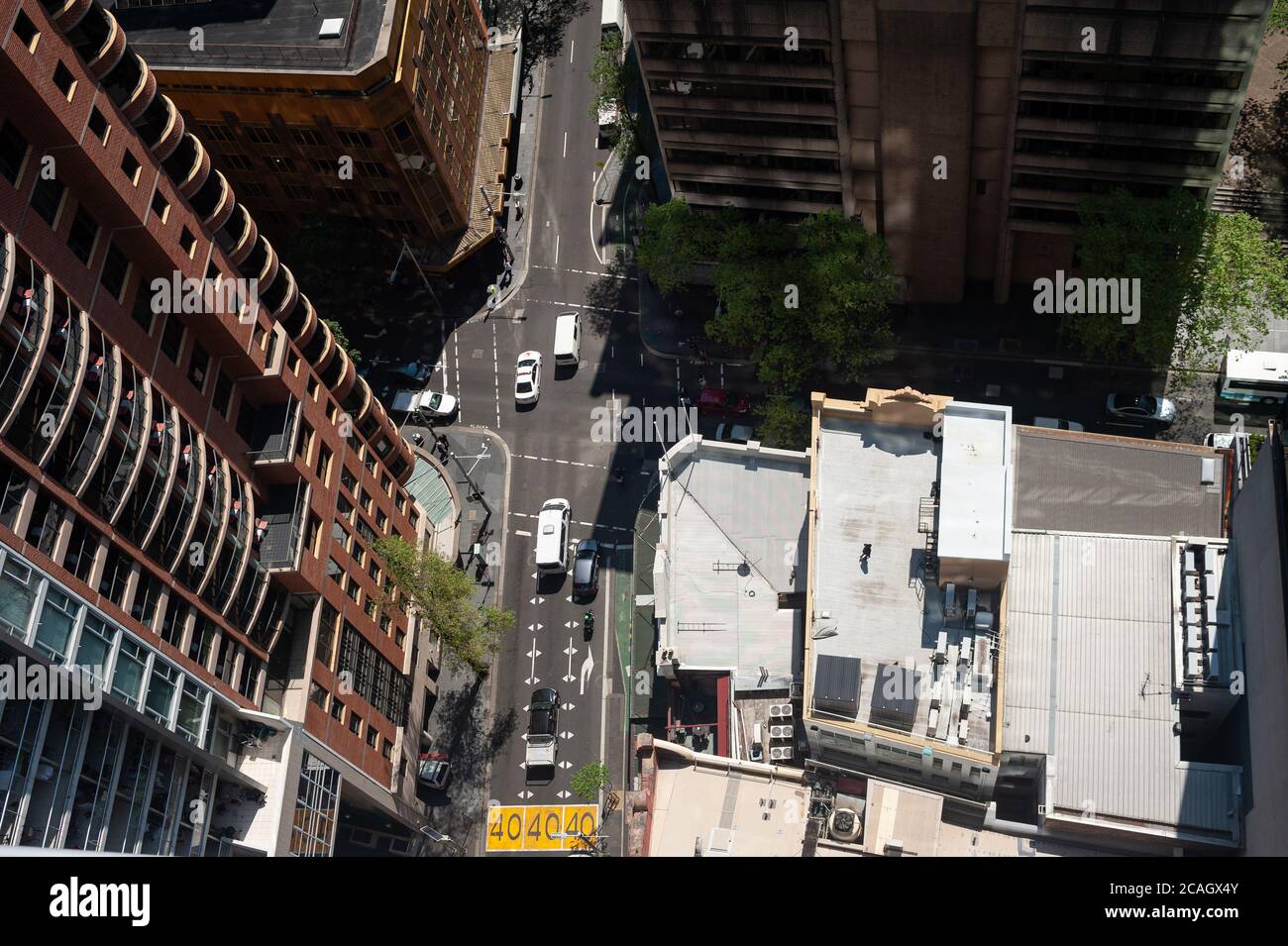 26.09.2019, Sydney, nuovo Galles del Sud, Australia - Vista dall'alto su una strada che attraversa il traffico cittadino nel centro della città. 0SL190926D016CAROEX.JPG [M Foto Stock