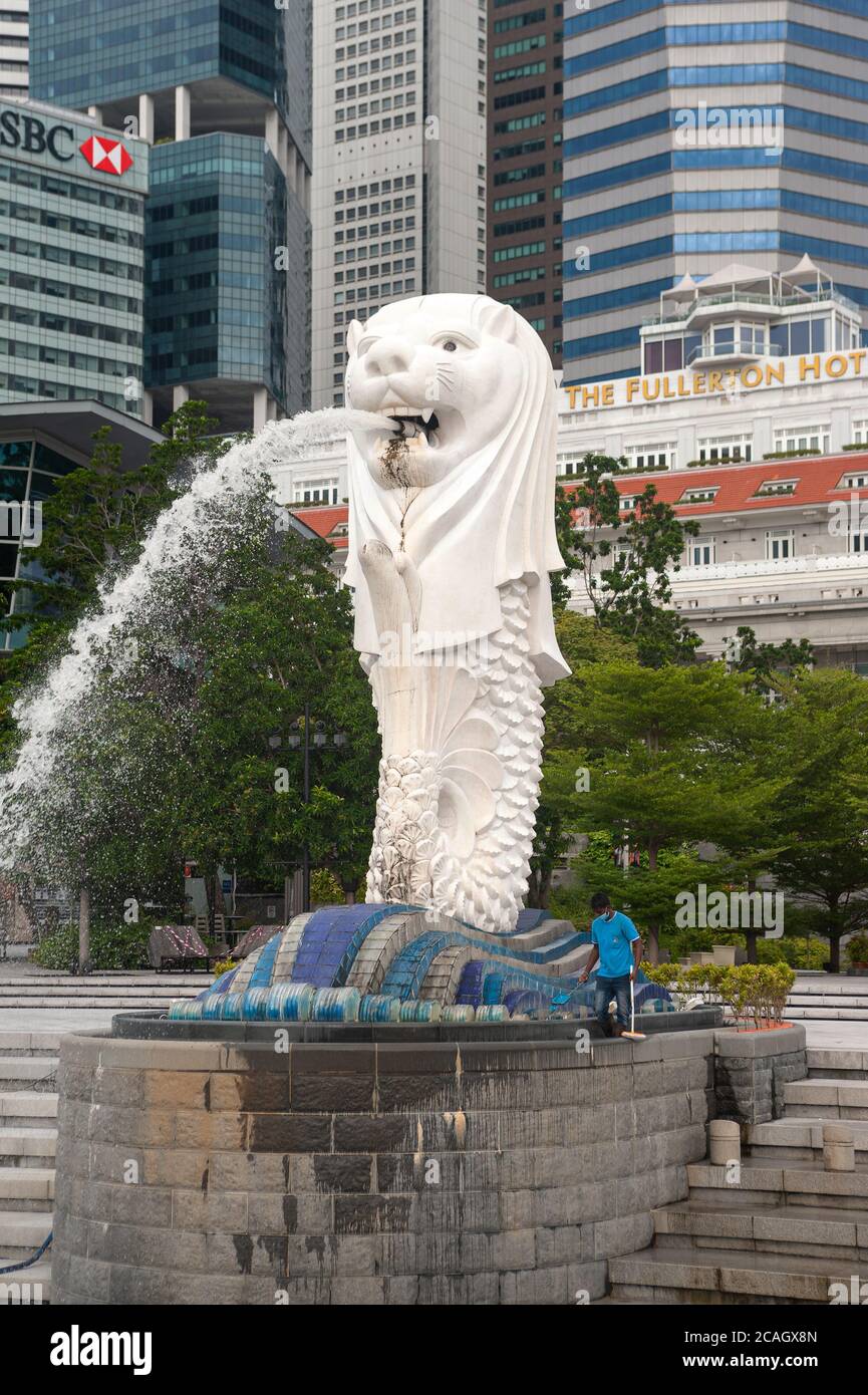 25.06.2020, Singapore, , Singapore - UN lavoratore migrante sta pulendo la statua di Merlion a Marina Bay dopo l'abolizione delle restrizioni di uscita, dove la maggior parte Foto Stock