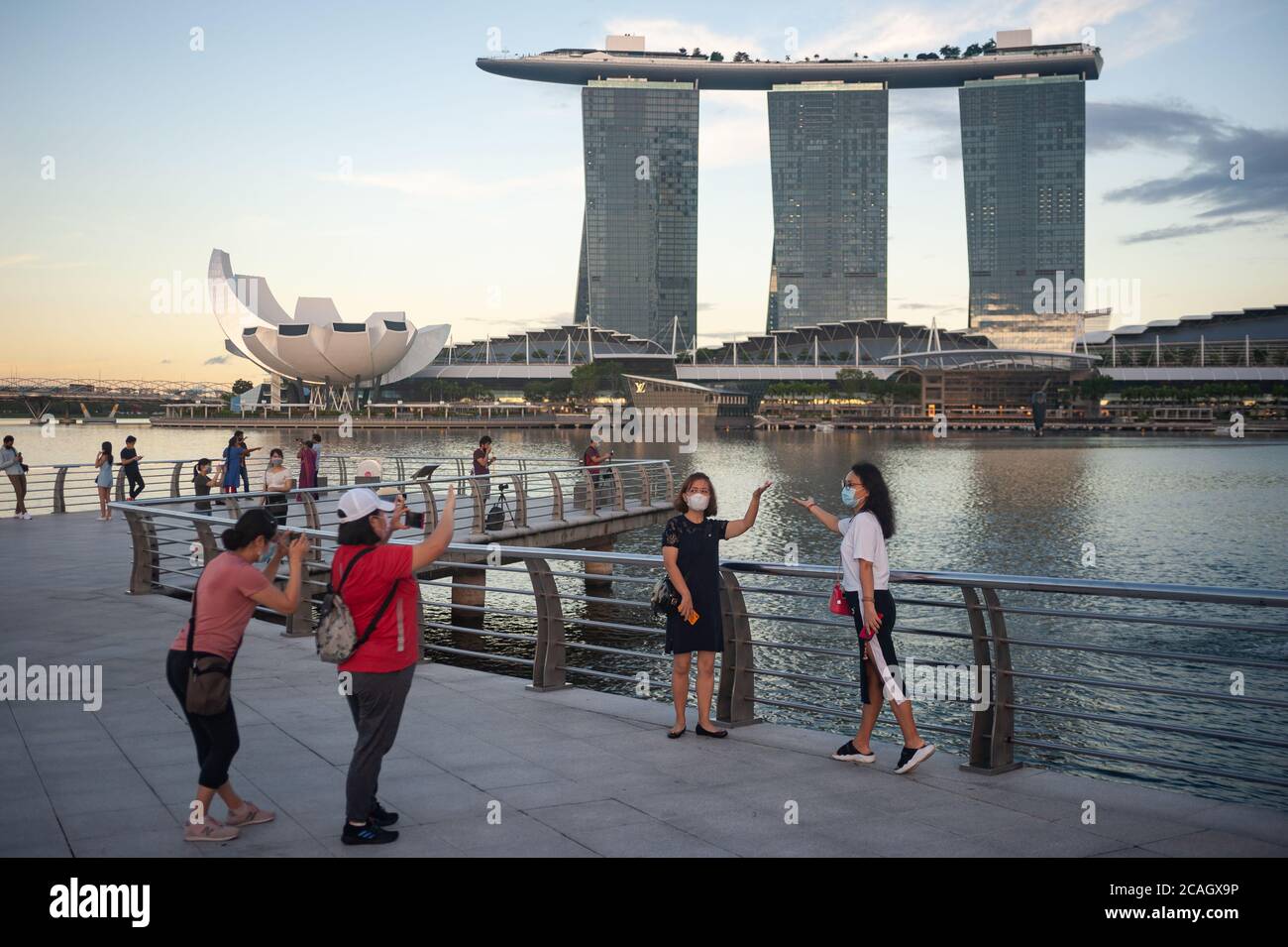 16.07.2020, Singapore, , Singapore - i primi turisti ritornano a Marina Bay per visitare Merlion Park dopo l'eliminazione delle restrizioni all'uscita, dove la maggior parte Foto Stock