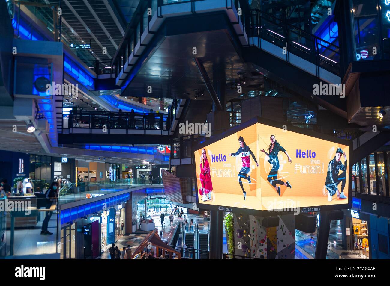17.07.2020, Singapore, Singapore - Vista interna del centro commerciale Funan ricostruito e rinnovato. Dopo il sollevamento delle restrizioni di uscita, in Foto Stock