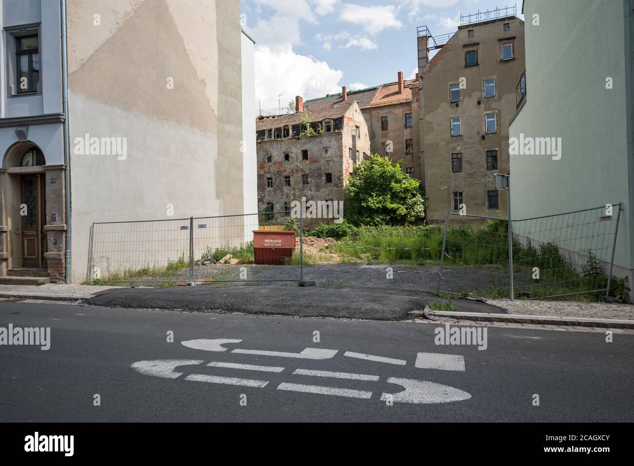 26.05.2018, Meissen, Sassonia, Germania - velocità 30 km/h. Casa gap con vista di vecchi edifici non ristrutturati. 00U180526D001CAROEX.JPG [VERSIONE DEL MODELLO: Foto Stock