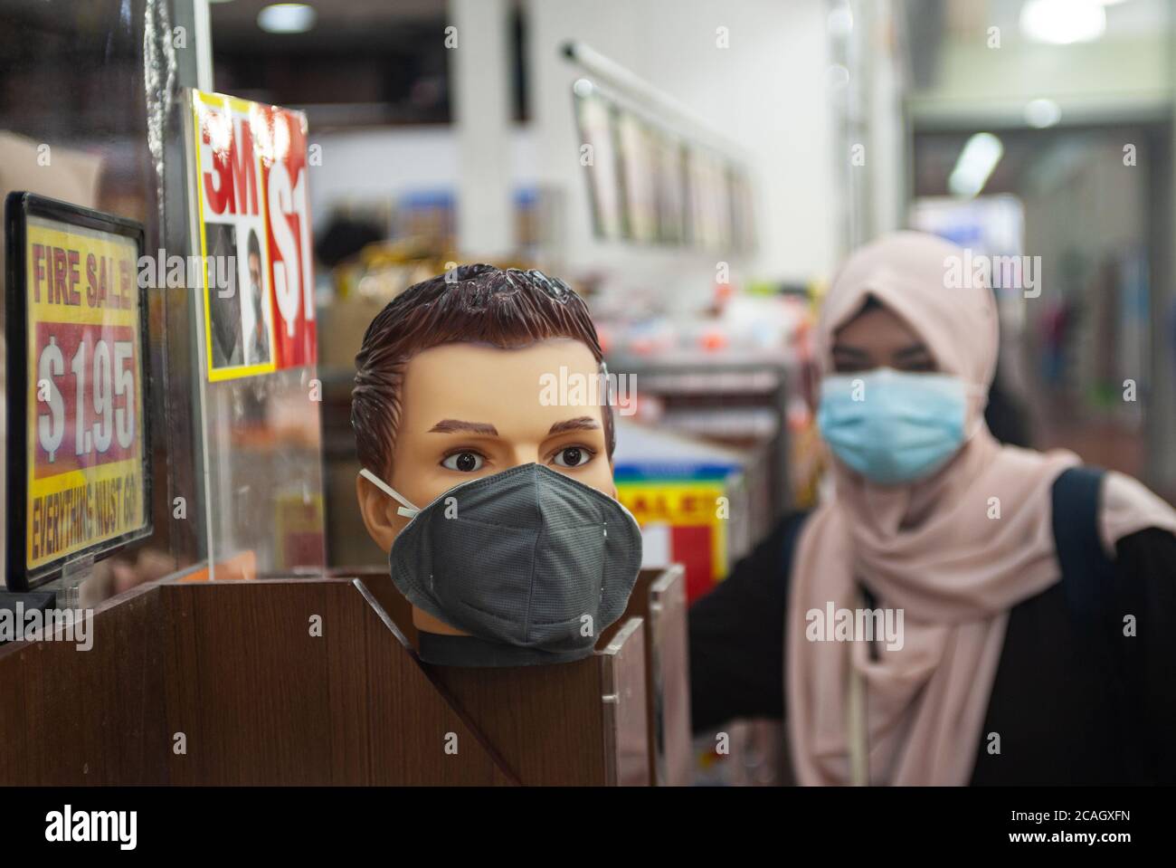 26.07.2020, Singapore, , Singapore - UN negozio venderà maschere facciali per proteggere contro l'infezione con il coronavirus (Covid-19). A causa della corona crisi Foto Stock