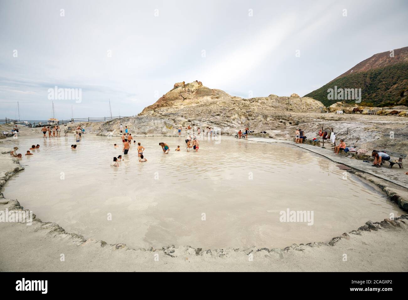 20.08.2018, Vulcano, Sicilia, Italia - turisti e gente del posto fanno un bagno di zolfo, un bagno di guarigione nel fango solforoso. Vulcano appartiene alle Isole Eolie e. Foto Stock