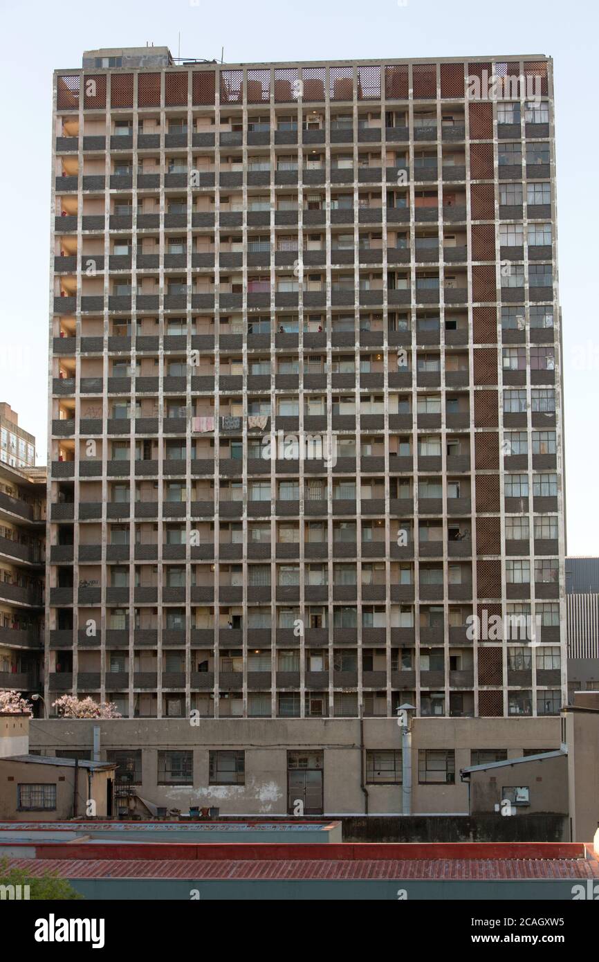 15.10.2018, Johannesburg, Gauteng, Sud Africa - alta facciata dell'edificio nel quartiere Hillbrow del centro di Johannesburg. Hillbrow è considerato Foto Stock