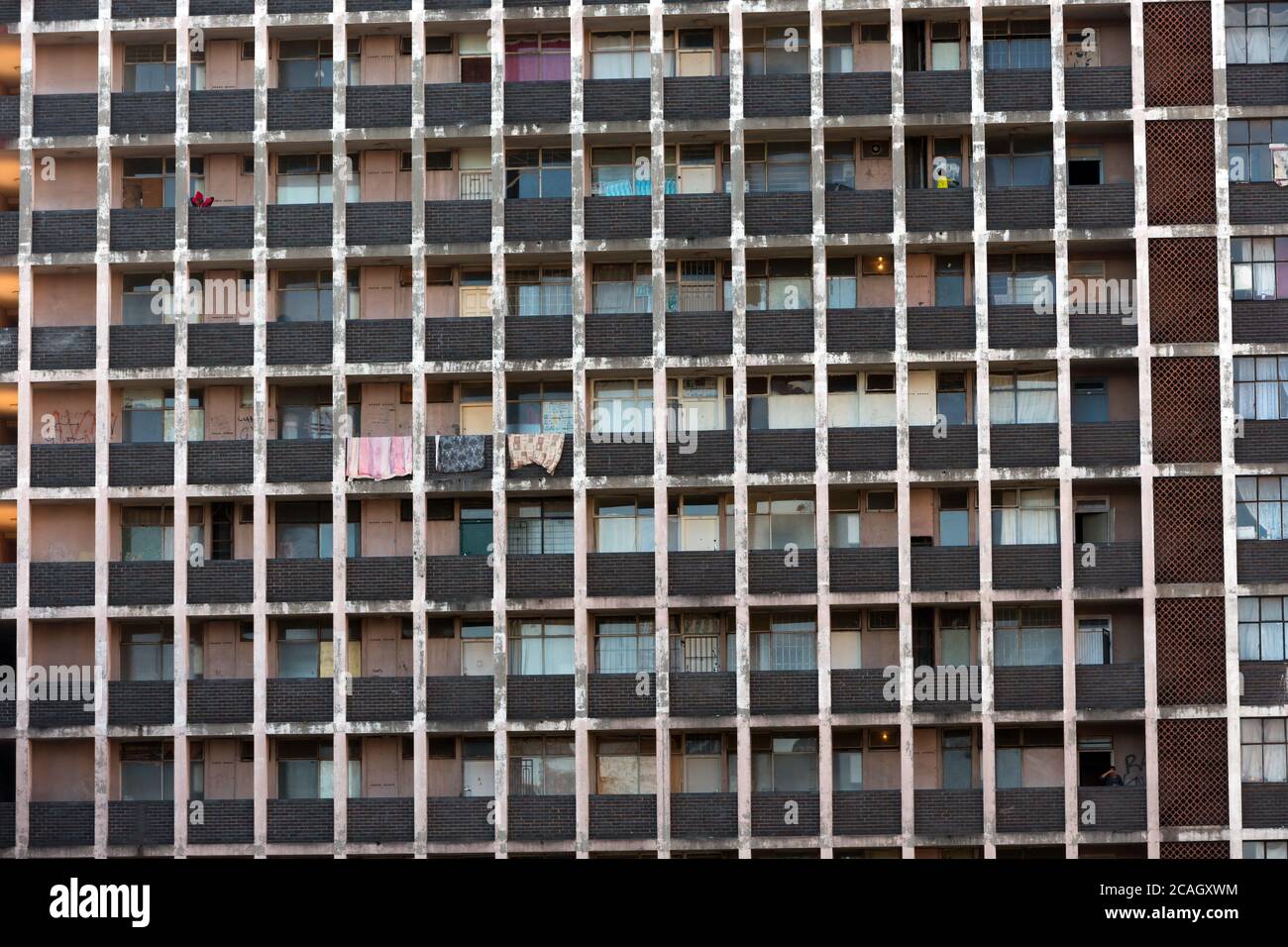 15.10.2018, Johannesburg, Gauteng, Sud Africa - alta facciata dell'edificio nel quartiere Hillbrow del centro di Johannesburg. Hillbrow è considerato Foto Stock