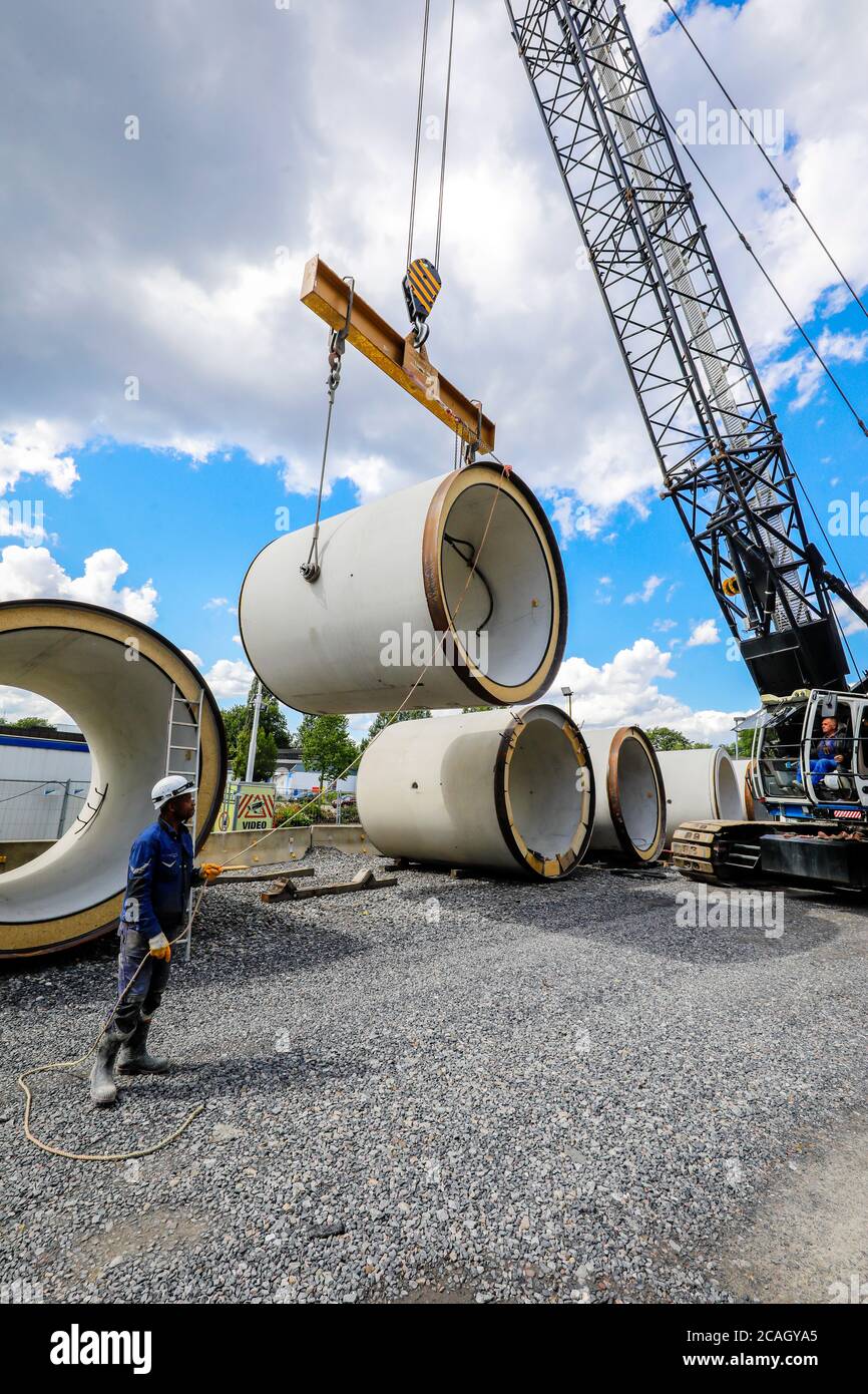 06.06.2020, Essen, Renania del Nord-Vestfalia, Germania-costruzione di una nuova fogna a Berna, sollevamento di un tubo fognario nell'albero durante la perforazione di tunnel; Foto Stock