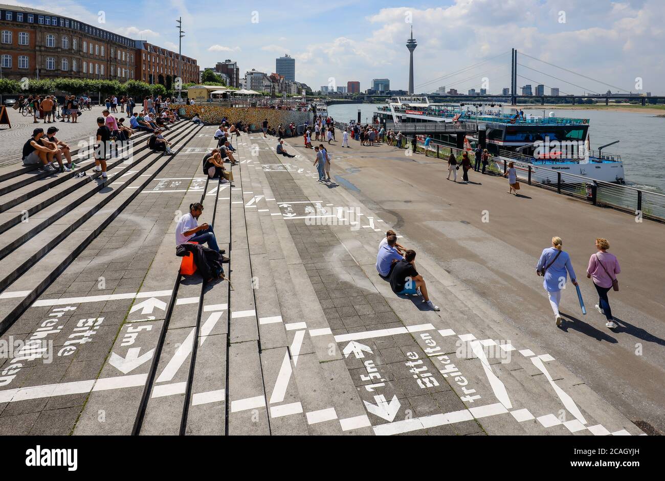 18.07.2020, Duesseldorf, Nord Reno-Westfalia, Germania - passeggiata lungo la riva del Reno in tempi della pandemia di Corona, sulle scale del Reno a Burgplatz peop Foto Stock