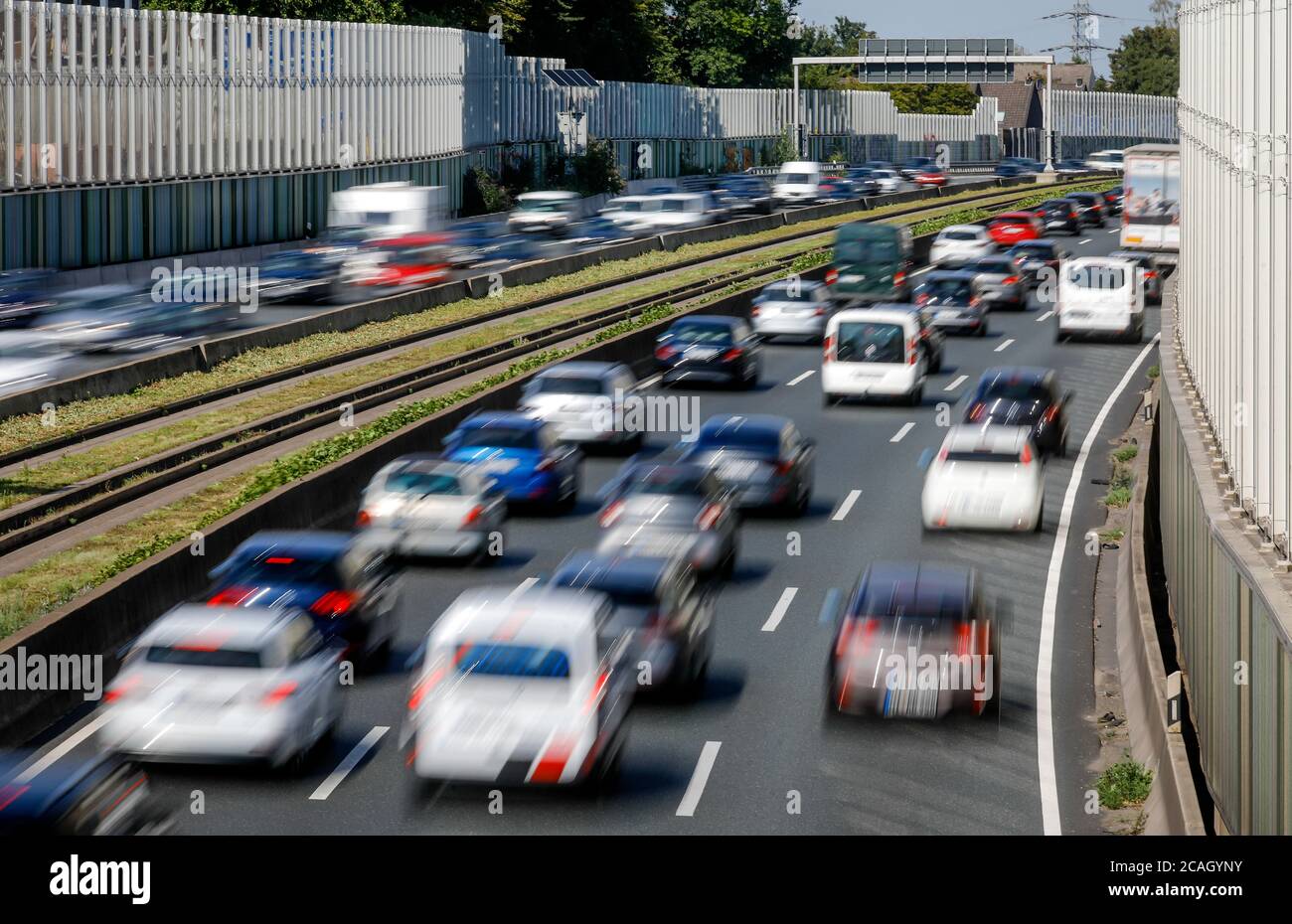 23.07.2020, Essen, Nord Reno-Westfalia, Germania - molte auto e camion guidano sull'autostrada A40 durante l'ora di punta, una barriera di rumore riduce il rumore Foto Stock