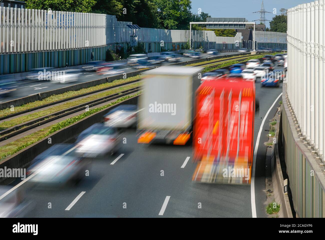 23.07.2020, Essen, Nord Reno-Westfalia, Germania - molte auto e camion guidano sull'autostrada A40 durante l'ora di punta, una barriera di rumore riduce il rumore Foto Stock
