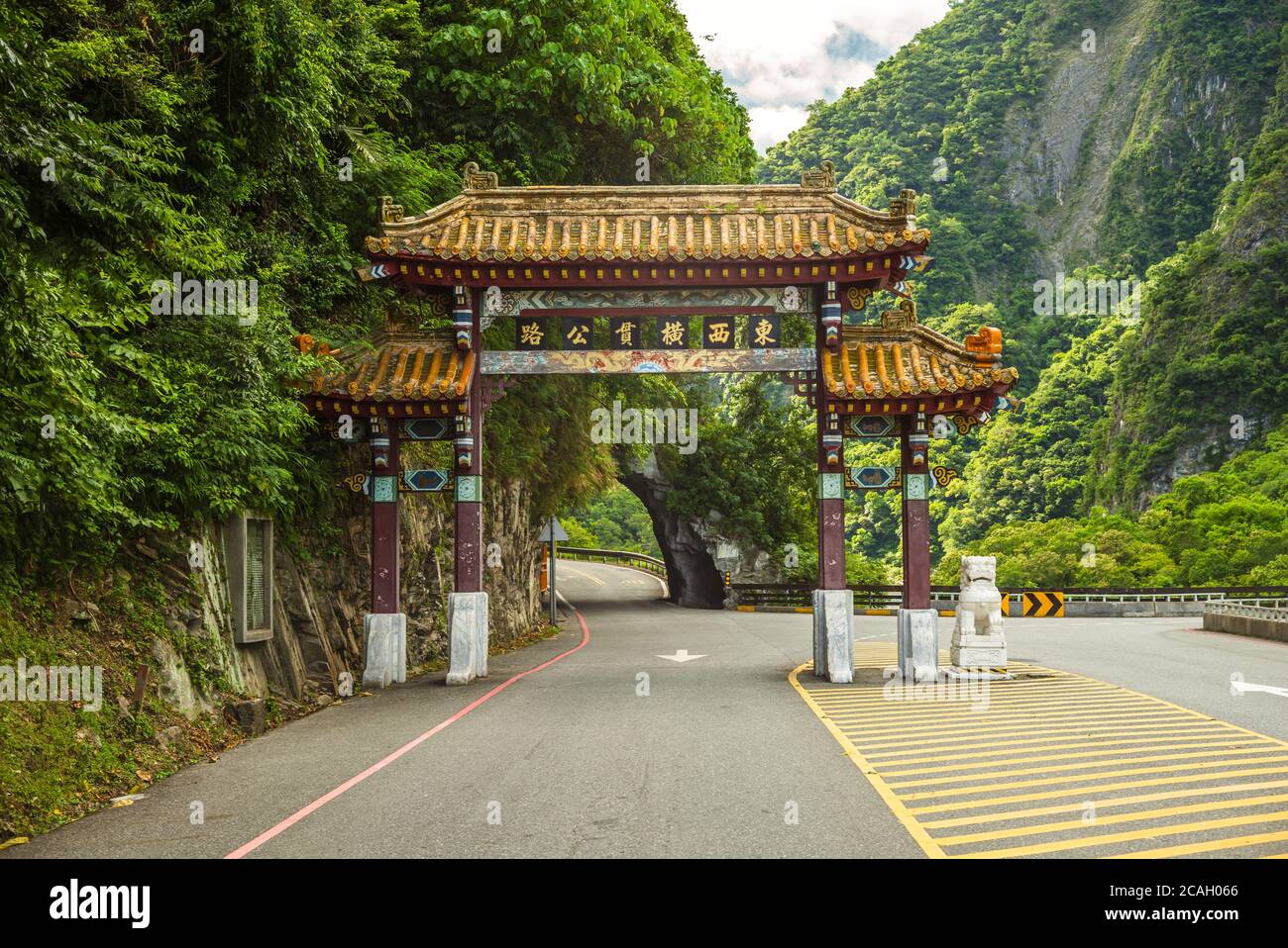 Taroko National Park ingresso est porta dell'arco a Hualien, taiwan. La traduzione del testo cinese è East to West Cross Island Highway Foto Stock