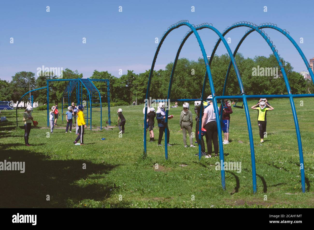 San Pietroburgo, Russia - 12 giugno 2020: Lezione di educazione fisica per bambini in un parco vicino a complessi sportivi Foto Stock