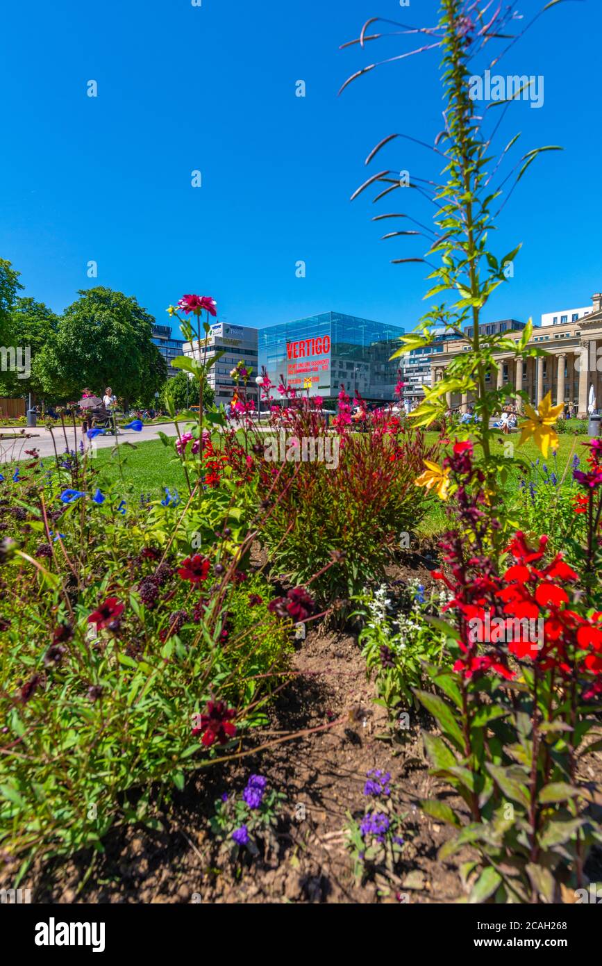 Schlossplatz o Piazza del Castello con museo d'arte nel centro della città, Stoccarda, Stato federale Baden-Württemberg, Germania del Sud, Europa Foto Stock