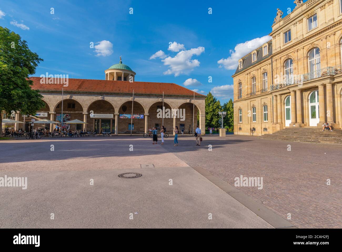 Arthall con cupola (l) e Palazzo della Città (r) a Schlossplatz o Piazza del Palazzo nel centro della città, Stoccarda, Baden-Württemberg, Germania, Europa Foto Stock