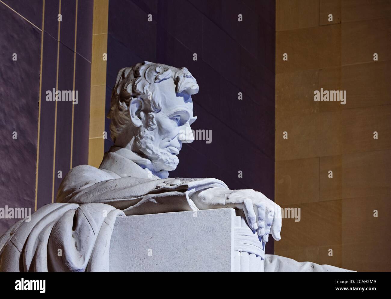 Primo piano della statua di Abraham Lincoln dello scultore 'Chaniel Chester French' nel memoriale di Lincoln illuminato di notte Foto Stock