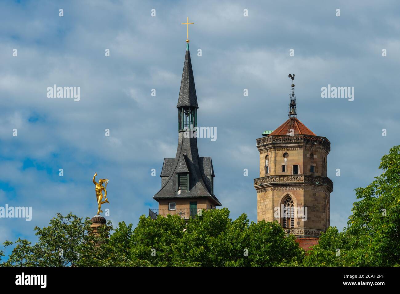 Due diverse torri della chiesa Stiftskirche, Schlossplatz o Piazza del Castello nel centro della città, Stoccarda, Baden-Württemberg, Germania, Europa Foto Stock