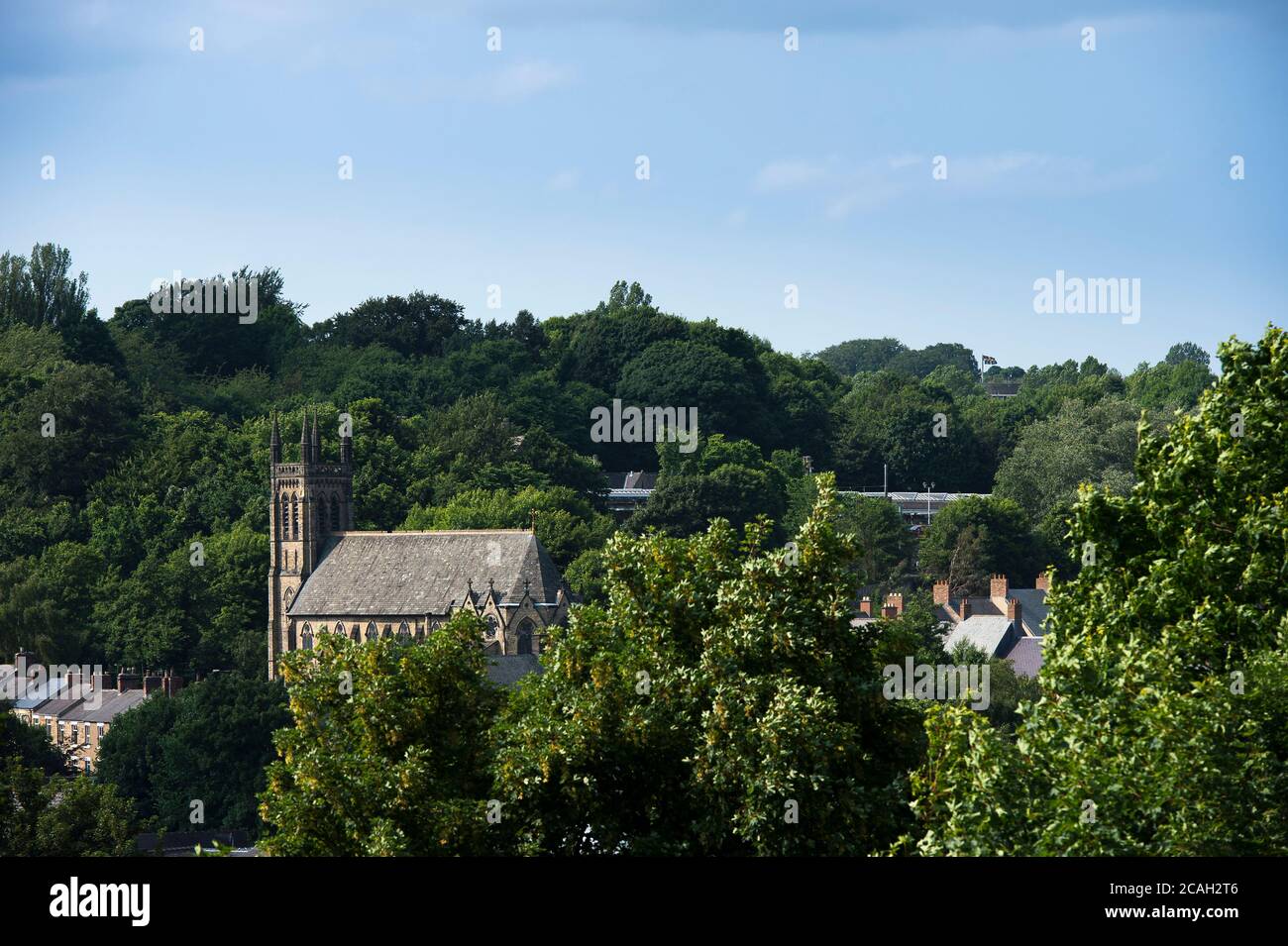 Vista sui tetti della città cattedrale di Durham con la chiesa di nostra Signora della Misericordia e di San Godrico in primo piano, County Durham, Inghilterra. Foto Stock