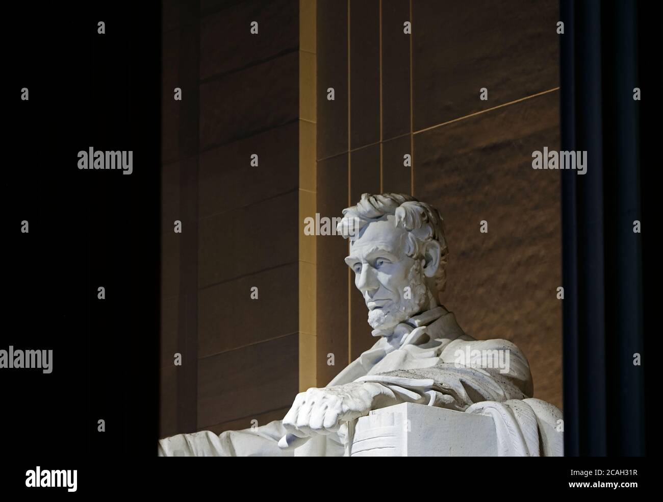 Primo piano della statua di Abraham Lincoln dello scultore 'Chaniel Chester French' nel memoriale di Lincoln illuminato di notte Foto Stock
