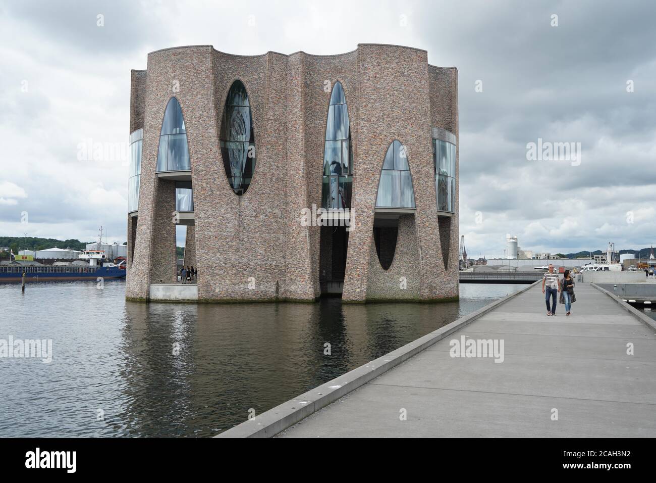 Vejle, Danimarca. 25 luglio 2020. Vista della casa del fiordo sul fronte porto di Vejle. Il creatore di questo edificio nel bacino del porto è il famoso artista danese-islandese Olafur Eliasson. Serve come sede centrale per Kirk Kapital A/S. Le opere d'arte di Olafur Eliasson al piano terra sono aperte al pubblico per la maggior parte del giorno. Credit: Jörg Carstensen/dpa/Alamy Live News Foto Stock