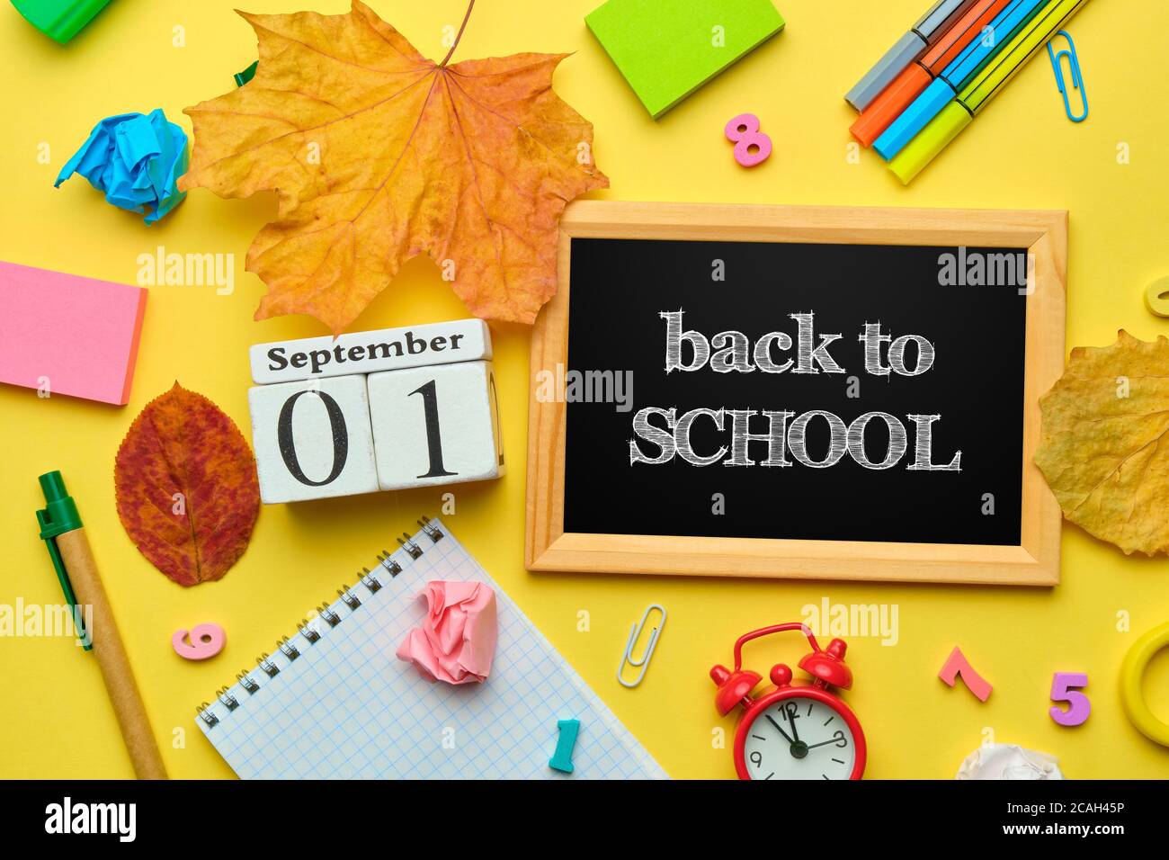 Scritta di ritorno a scuola in una cornice con cartoleria intorno. Foto Stock