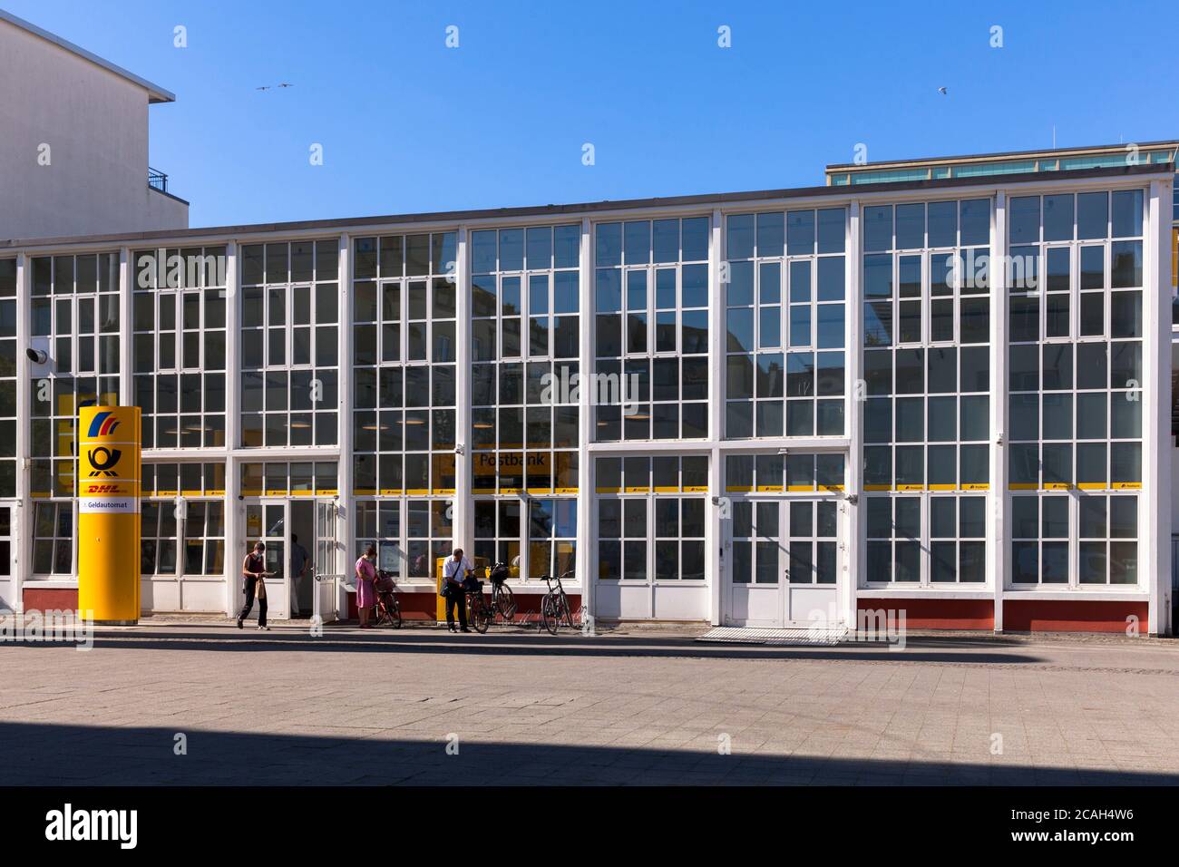 DHL e la filiale di Postbank al Barthonia-Forum in via Venloer nel distretto di Ehrenfeld, ex magazzino della società Muelhens, manufactu Foto Stock