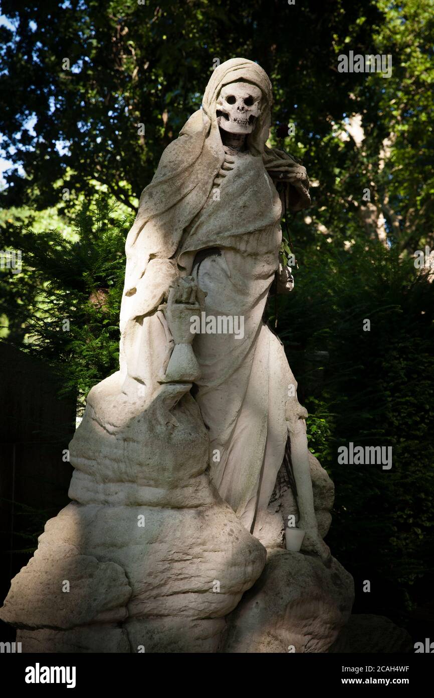 Scultura del Reaper del Grim sul cimitero di Melaten, lo scultore August Schmiemann creò questa tomba per il mercante Johann Muellemeister, Colonia, Foto Stock