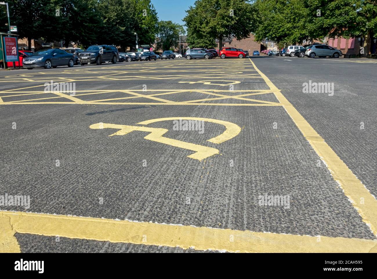 Posti auto per disabili nel parcheggio della città York North Yorkshire Inghilterra Regno Unito GB Gran Bretagna Foto Stock