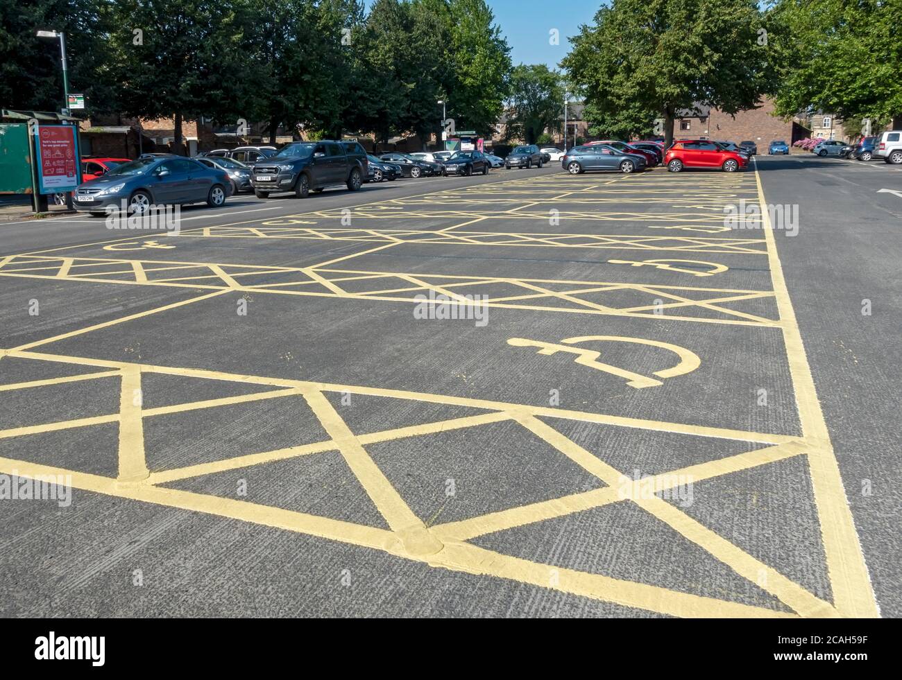 Posti auto per disabili nel parcheggio della città York North Yorkshire Inghilterra Regno Unito GB Gran Bretagna Foto Stock