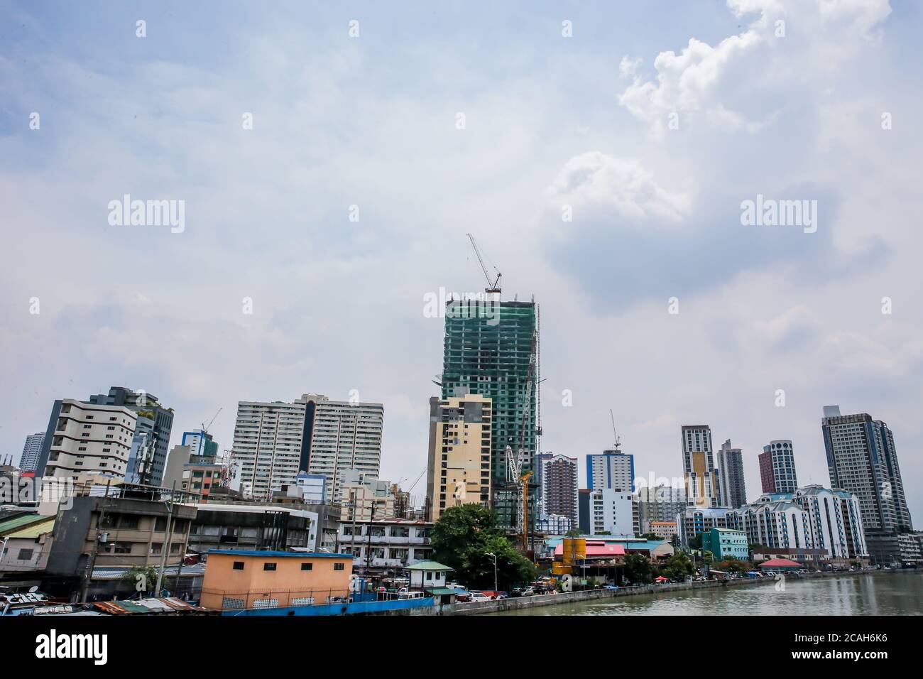Manila. 7 agosto 2020. Gli edifici sono visti a Manila, nelle Filippine il 7 agosto 2020. Il tasso di crescita del PIL delle Filippine è sceso del 16.5% nel secondo trimestre del 2020, la crescita trimestrale più bassa registrata dal 1981, portando il paese ad una recessione tecnica. Credit: Rouelle Umali/Xinhua/Alamy Live News Foto Stock