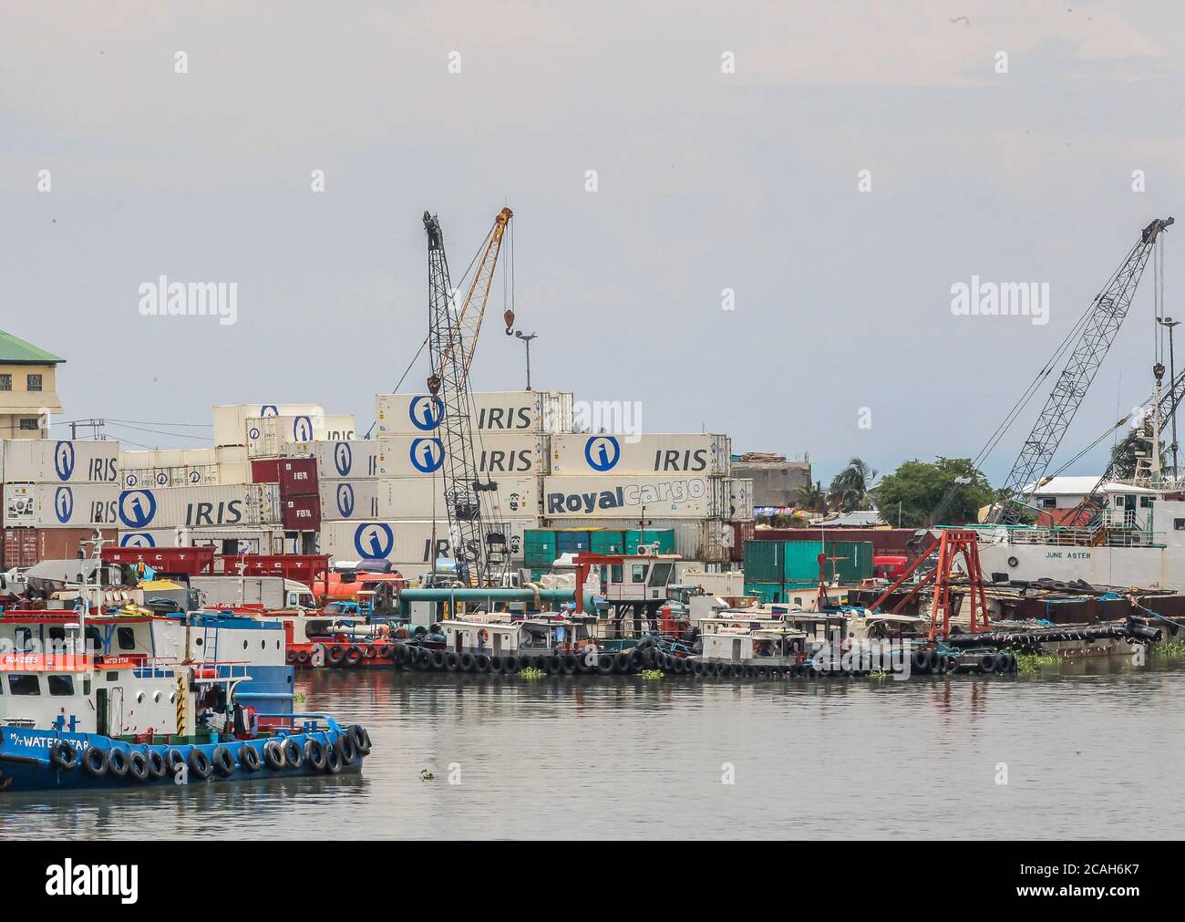 Manila. 7 agosto 2020. Le barche da pesca e le gru portacontainer sono viste a Manila, nelle Filippine, il 7 agosto 2020. Il tasso di crescita del PIL delle Filippine è sceso del 16.5% nel secondo trimestre del 2020, la crescita trimestrale più bassa registrata dal 1981, portando il paese ad una recessione tecnica. Credit: Rouelle Umali/Xinhua/Alamy Live News Foto Stock