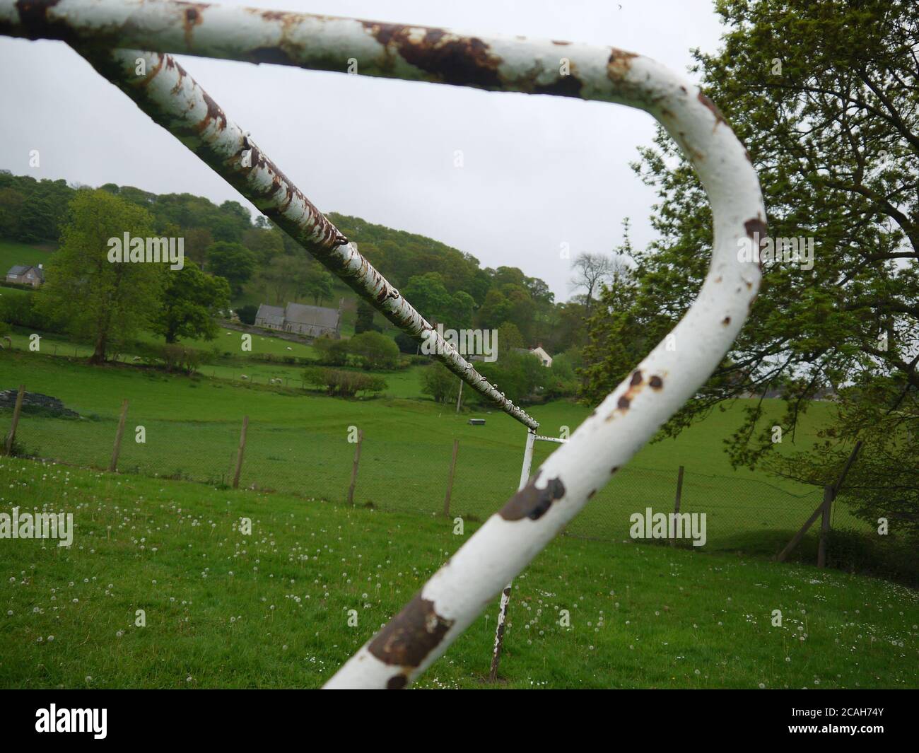 Primo piano di un post Rusty Goal Foto Stock