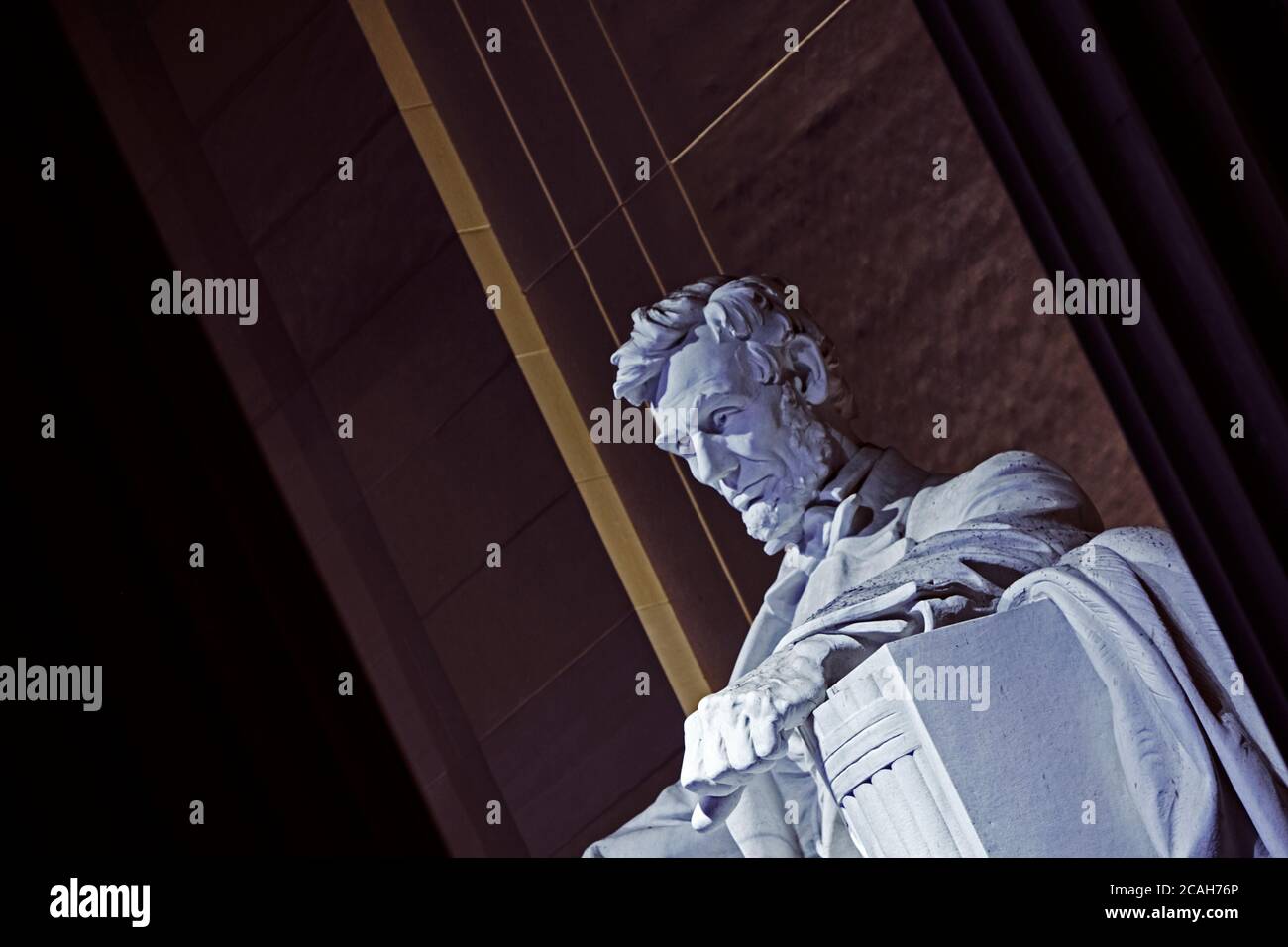Primo piano della statua di Abraham Lincoln dello scultore 'Chaniel Chester French' nel memoriale di Lincoln illuminato di notte Foto Stock
