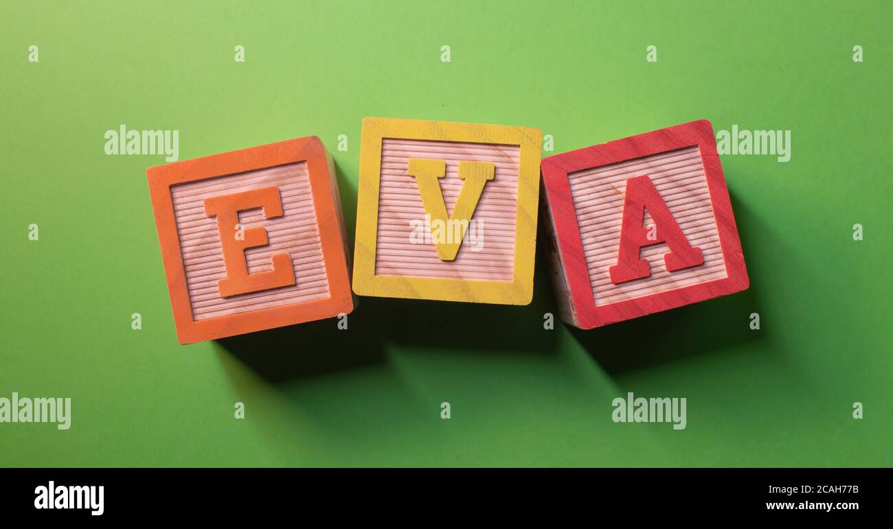 Nome Eva scritto in cubetti di legno colorato Foto stock - Alamy