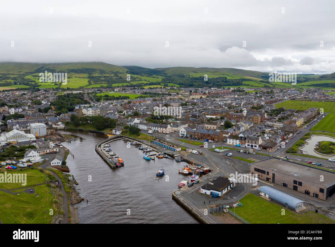 Vista aerea del porto di Girvan e del centro città, Sud Ayrshire, Scozia. Foto Stock