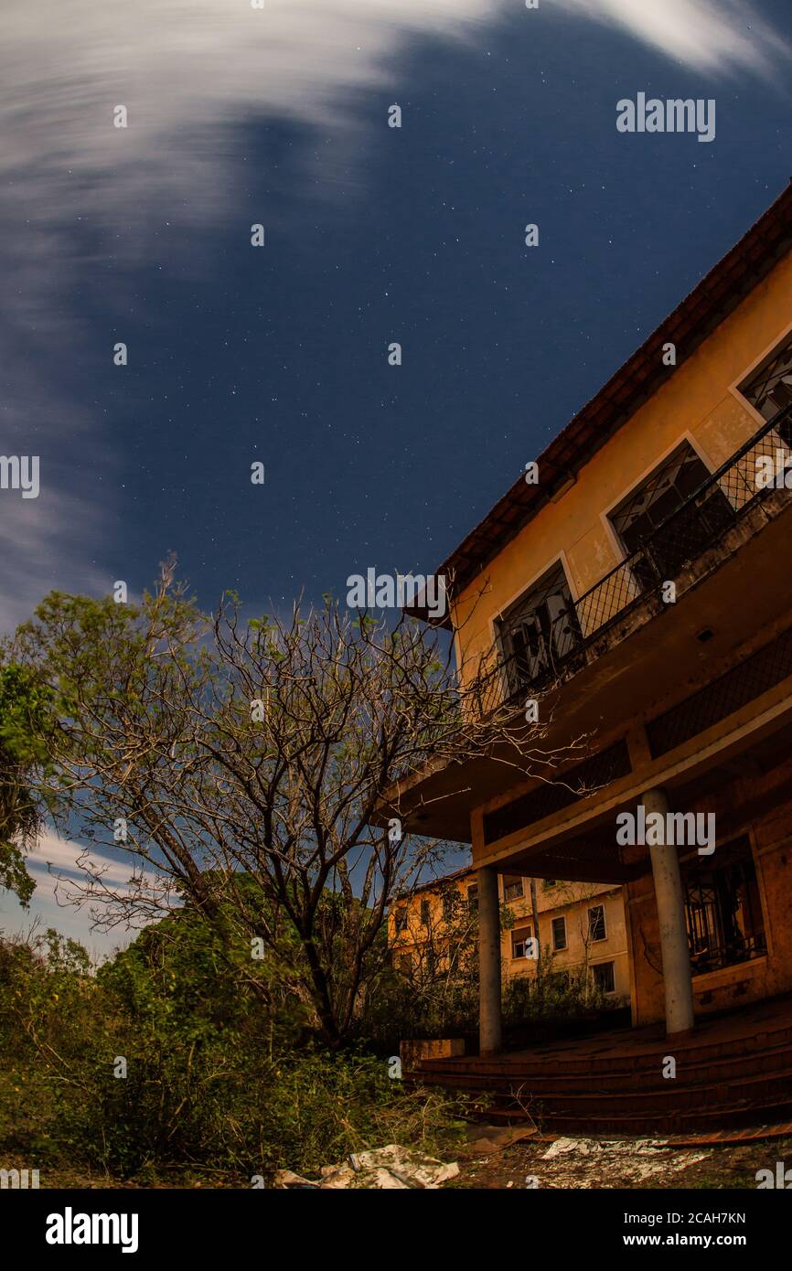 Hotel abbandonato al chiaro di luna a Campos Novos Paulista - Brasile Foto Stock