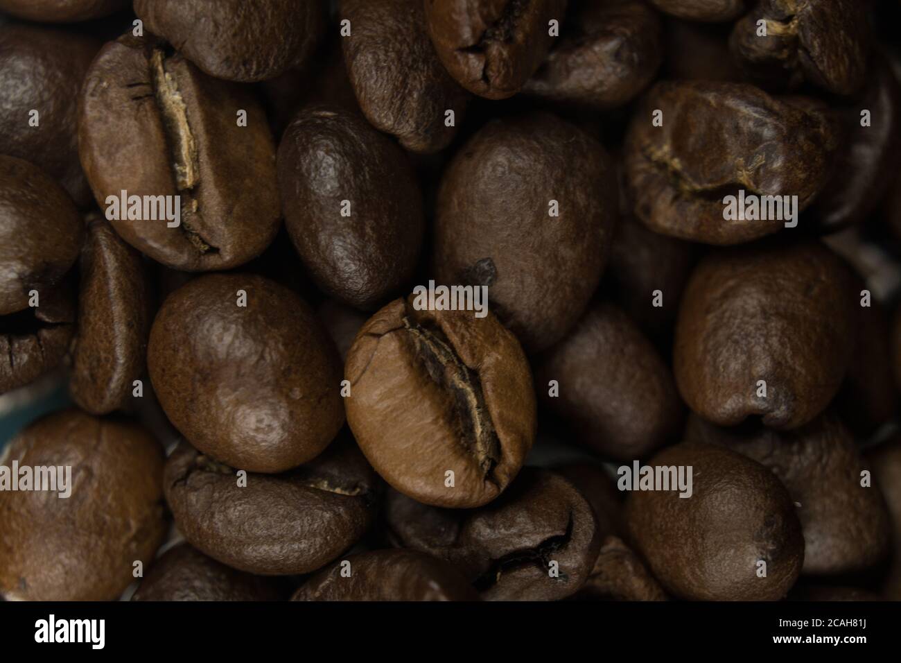 Chicchi di caffè fritti profumati. Primo piano Foto Stock