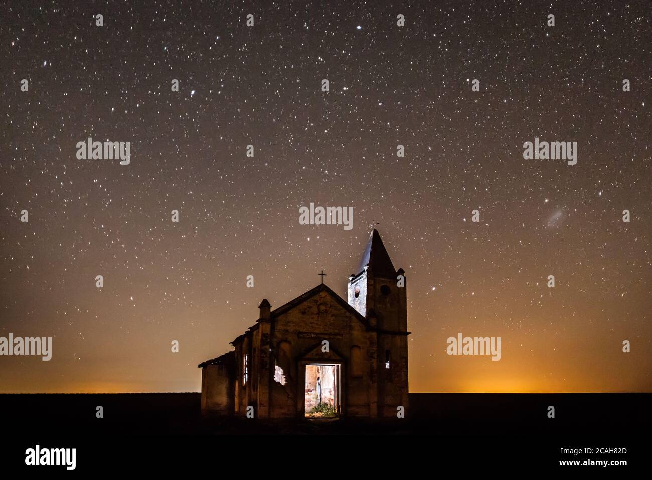 Una scena di vista notturna di una vecchia chiesa abbandonata in Palmital - SP - Brasile Foto Stock