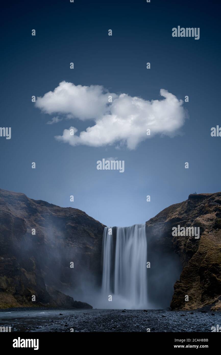 Una nuvola singola sulla cascata di Skogafoss in Islanda Foto Stock