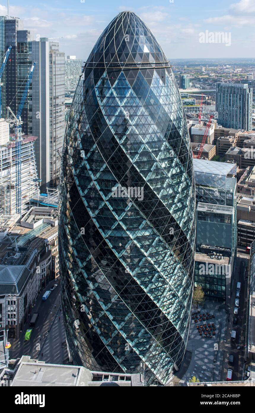 Vista sopraelevata verso nord est con la torre Salesforce (Heron) sulla sinistra. L'intera altezza del Gherkin è visibile. 30 St Mary Ax, Londra, Stati Uniti Foto Stock