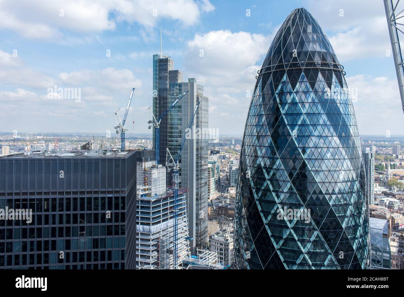Vista sopraelevata verso nord con la Torre Aviva a sinistra e la Torre Salesforce (Heron) al centro del telaio. 30 St Mary Axe, Londra, Regno Unito. Foto Stock Vista sopraelevata verso nord con la Torre Aviva a sinistra e la Torre Salesforce (Heron) al centro del telaio. 30 St Mary Axe, Londra, Regno Unito. Foto Stock