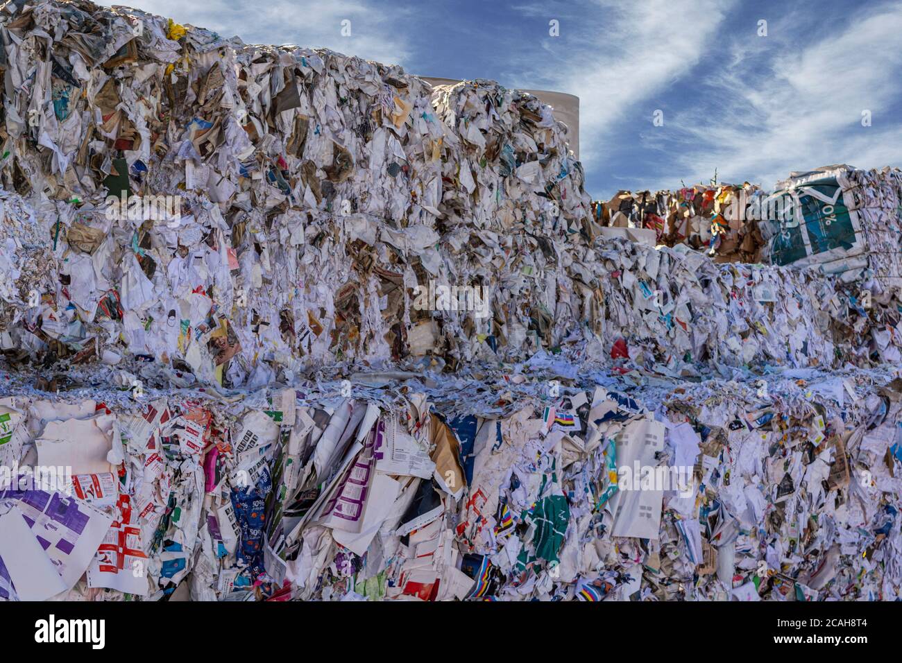 Svezia, Orebro, 24.02.2020: Balle di cartone e cartone. Carta di scarto per il riciclaggio. Sfondo delle trame della carta, carta immondizia al riciclaggio Foto Stock
