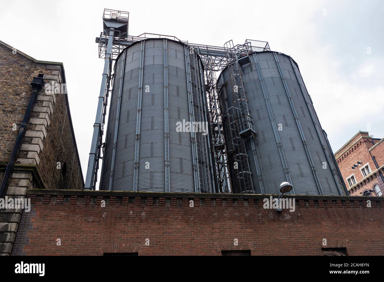 Silo nella fabbrica della birra Guinness (St. James Gate Brewery) a Dublino, Irlanda Foto Stock