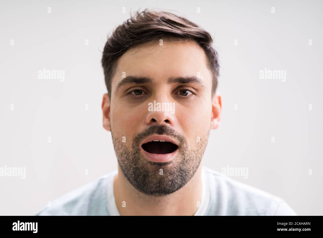 Esame della gola per infezione da influenza durante l'appuntamento con il medico con Telemedicina Foto Stock