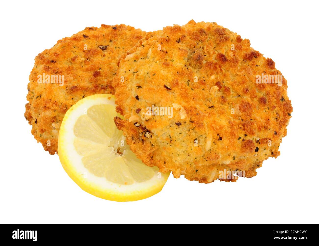 Pangrattato coperto di pesce di salmone torte isolate su uno sfondo bianco Foto Stock
