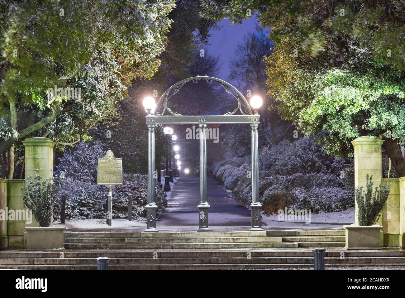 ATENE, GEORGIA - 17 GENNAIO 2018: L'arco del campus dell'Università della Georgia con lo storico indicatore di stato in inverno a twilightl. Foto Stock