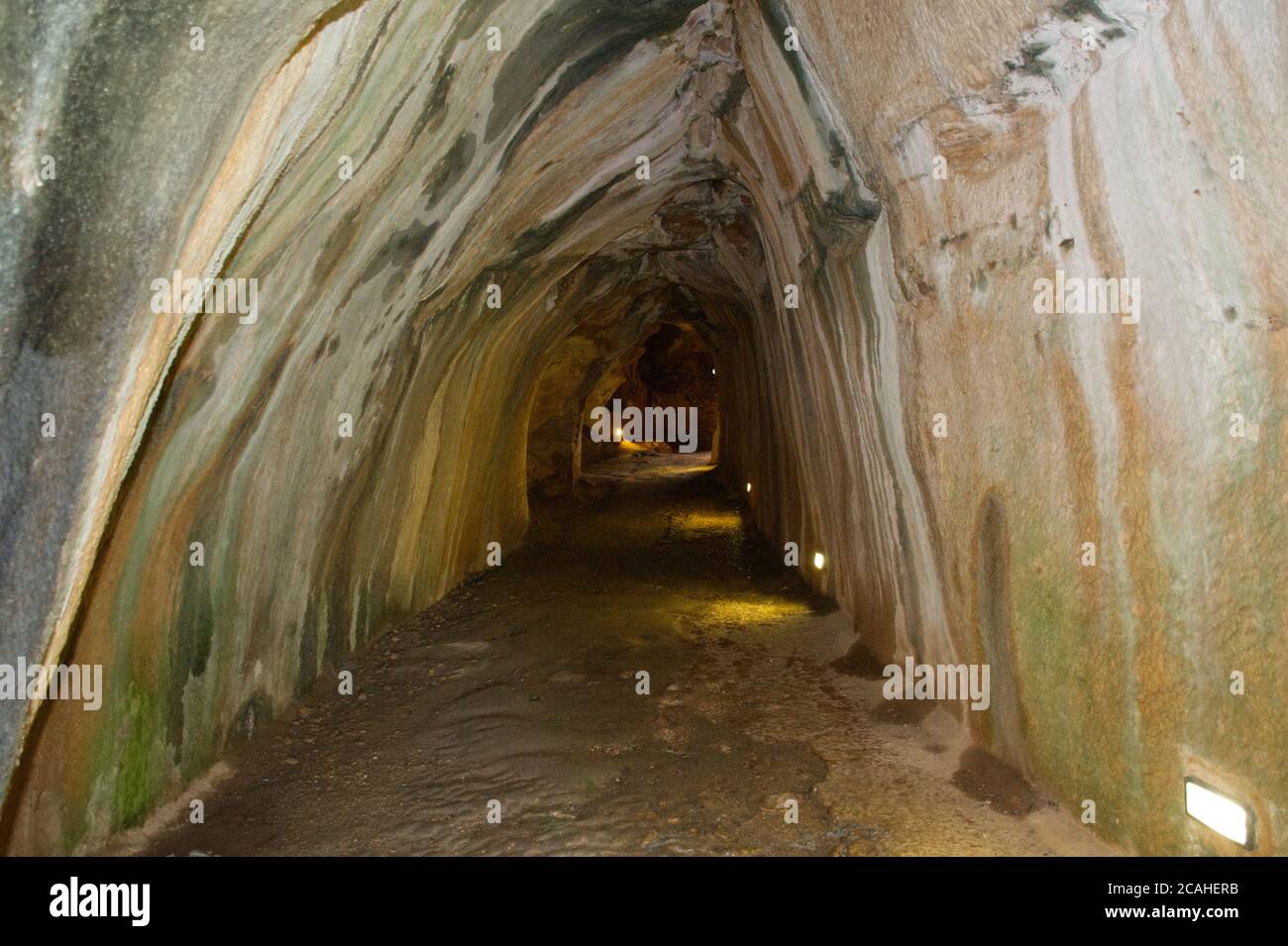 La grotta sotto il castello di Bonaguil che collega i due lati della fortezza. Foto Stock