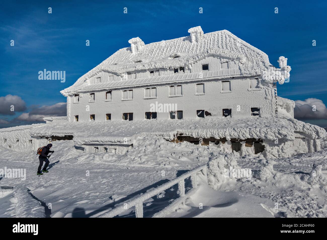 Rifugio, ghiaccio e neve racchiusi, a Szrenica, nella catena montuosa di Karkonosze, monti Sudetes, Parco Nazionale di Karkonosze, Polonia Foto Stock